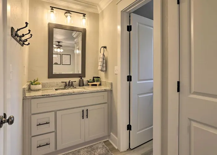 Cozy Tallahassee Apartment W/ Spacious Yard!