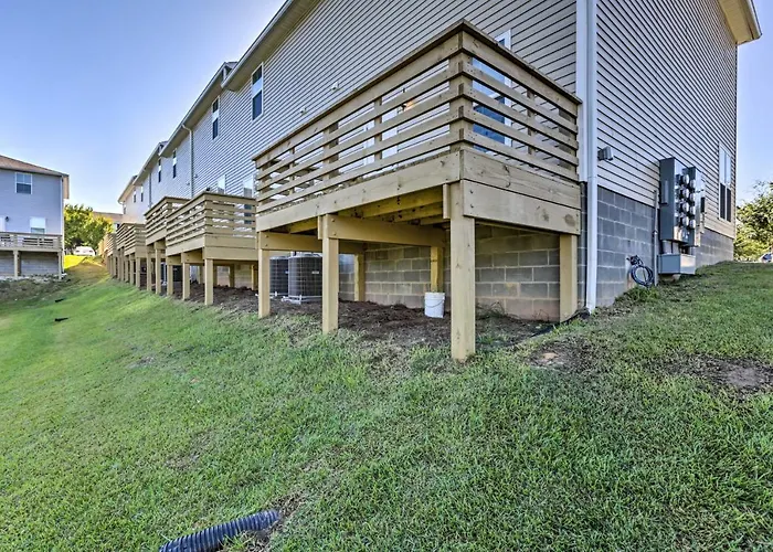Ideally Located & Elegant Condo W/ Balcony!