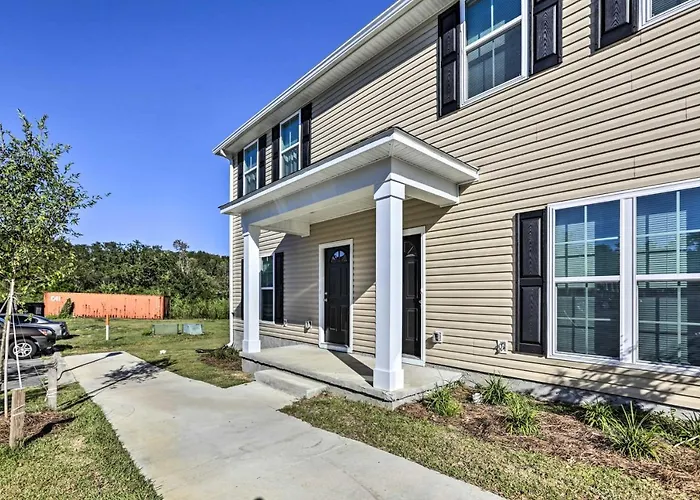 Ideally Located & Elegant Condo W/ Balcony!