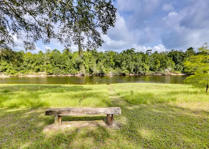 Riverfront Florida Escape W/ Grill & Fire Pit!