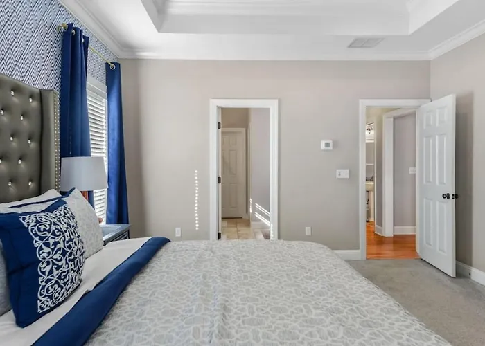 Serene Smart Home, Big Backyard, Family And Friends